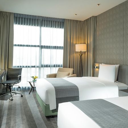 Holiday Inn Bangkok Sukhumvit By Ihg Exterior photo
