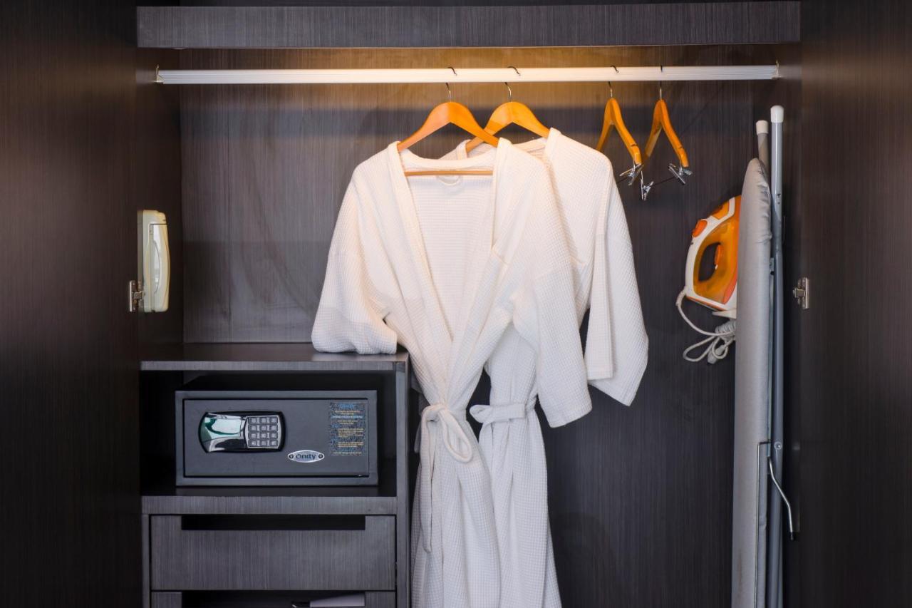 Holiday Inn Bangkok Sukhumvit By Ihg Exterior photo