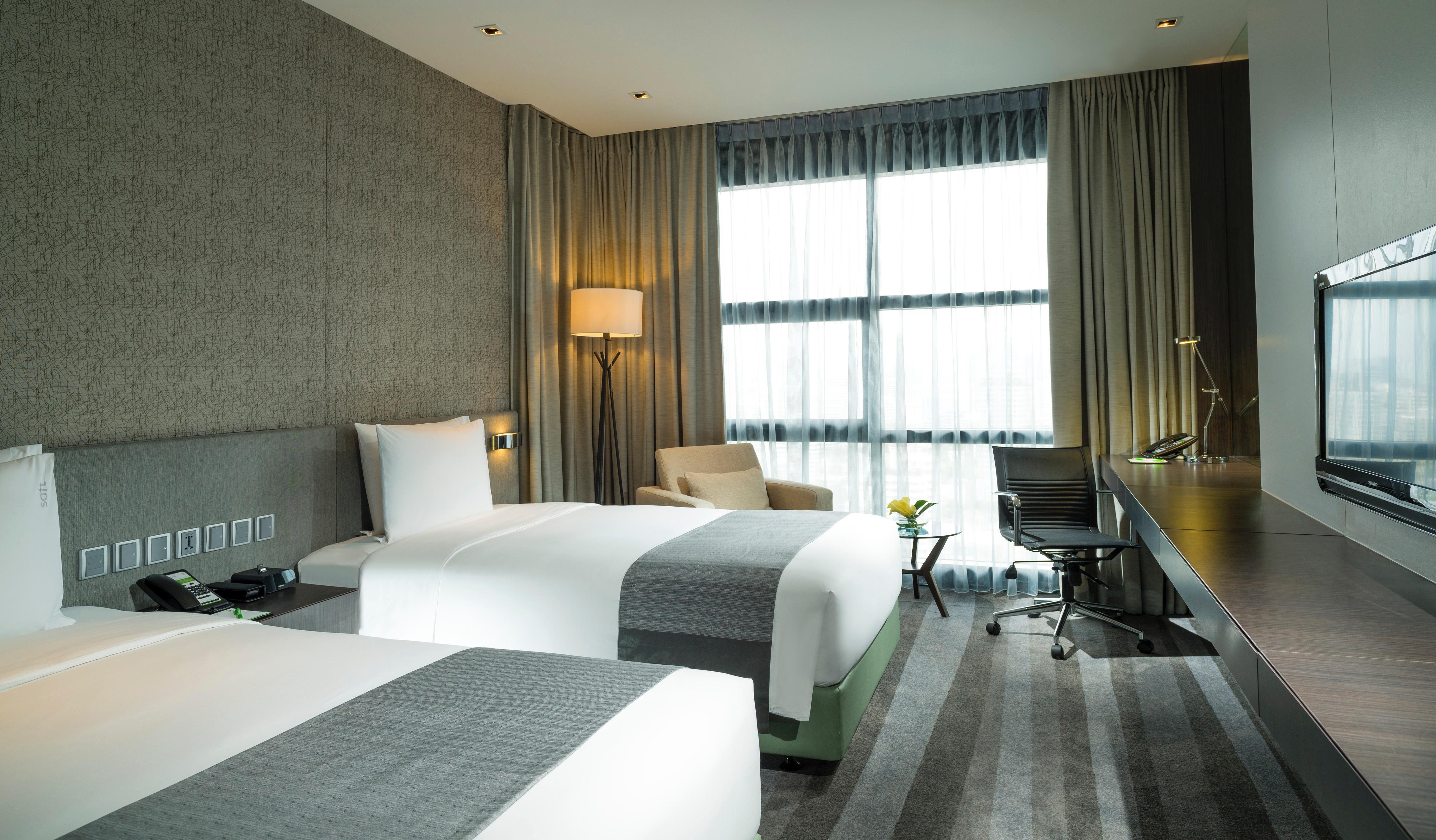 Holiday Inn Bangkok Sukhumvit By Ihg Exterior photo