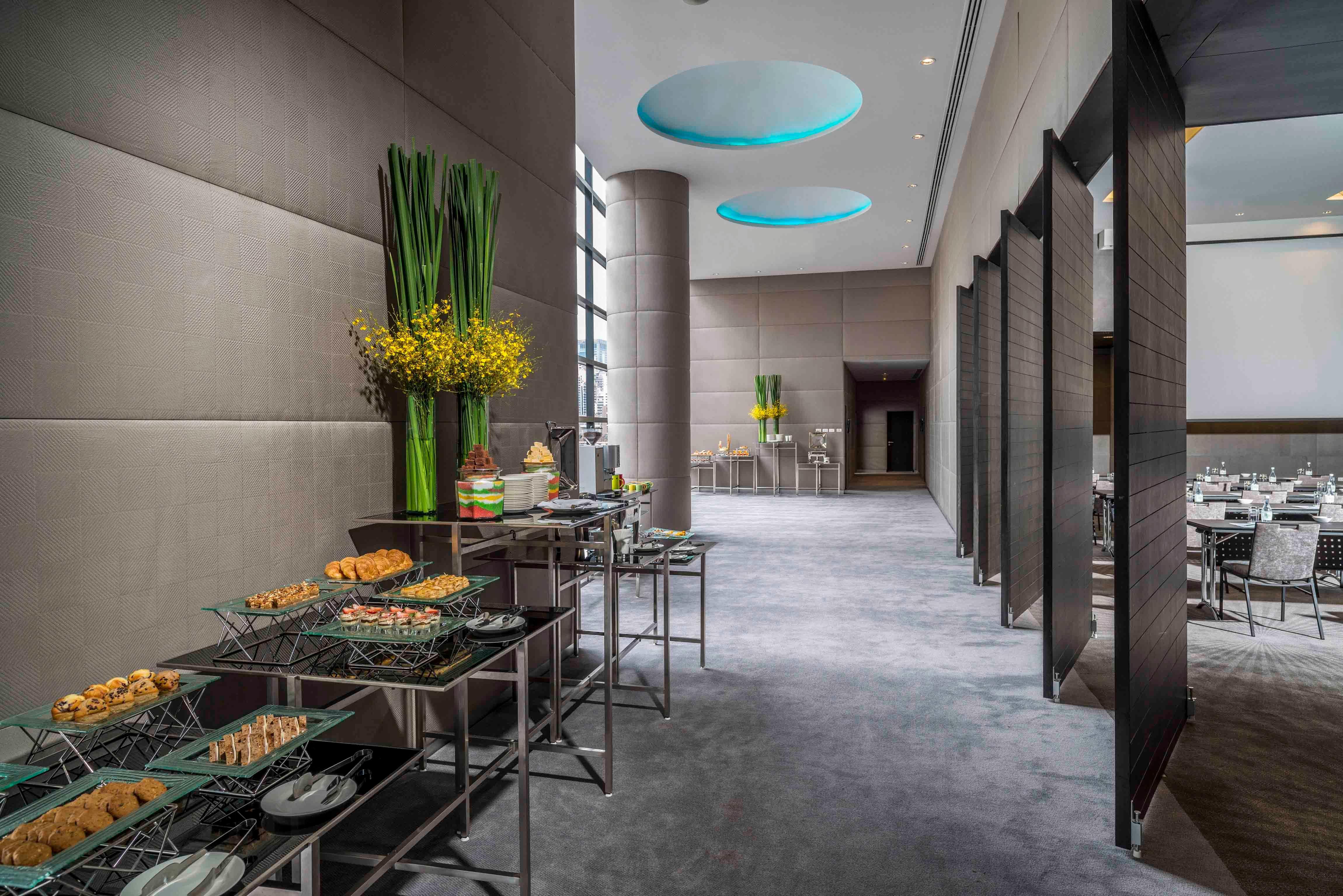 Holiday Inn Bangkok Sukhumvit By Ihg Exterior photo