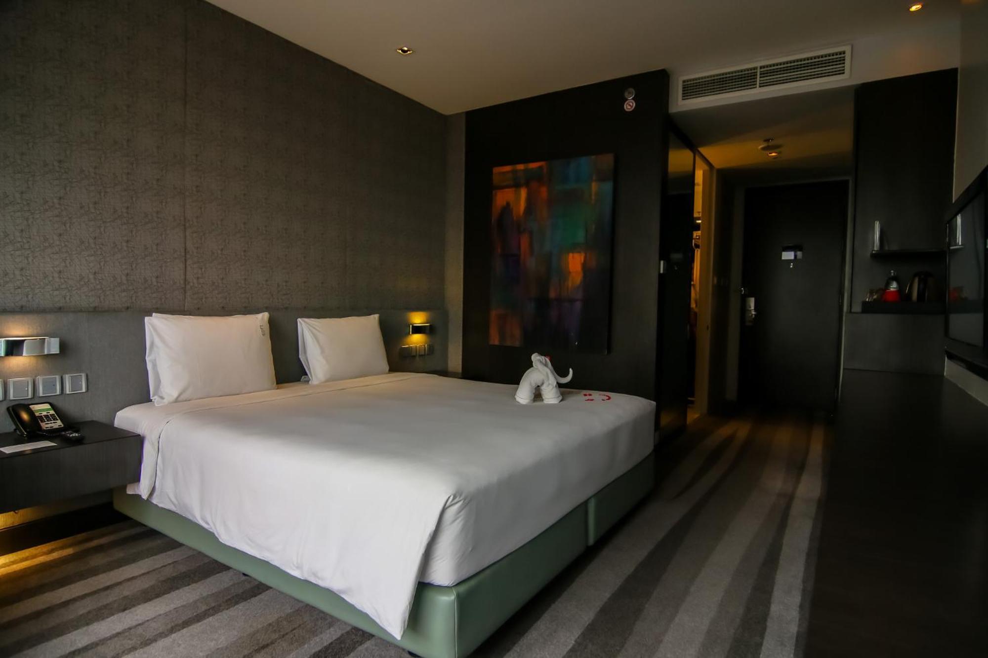 Holiday Inn Bangkok Sukhumvit By Ihg Exterior photo